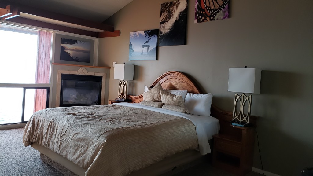 hotel room with furnishings from the 80s